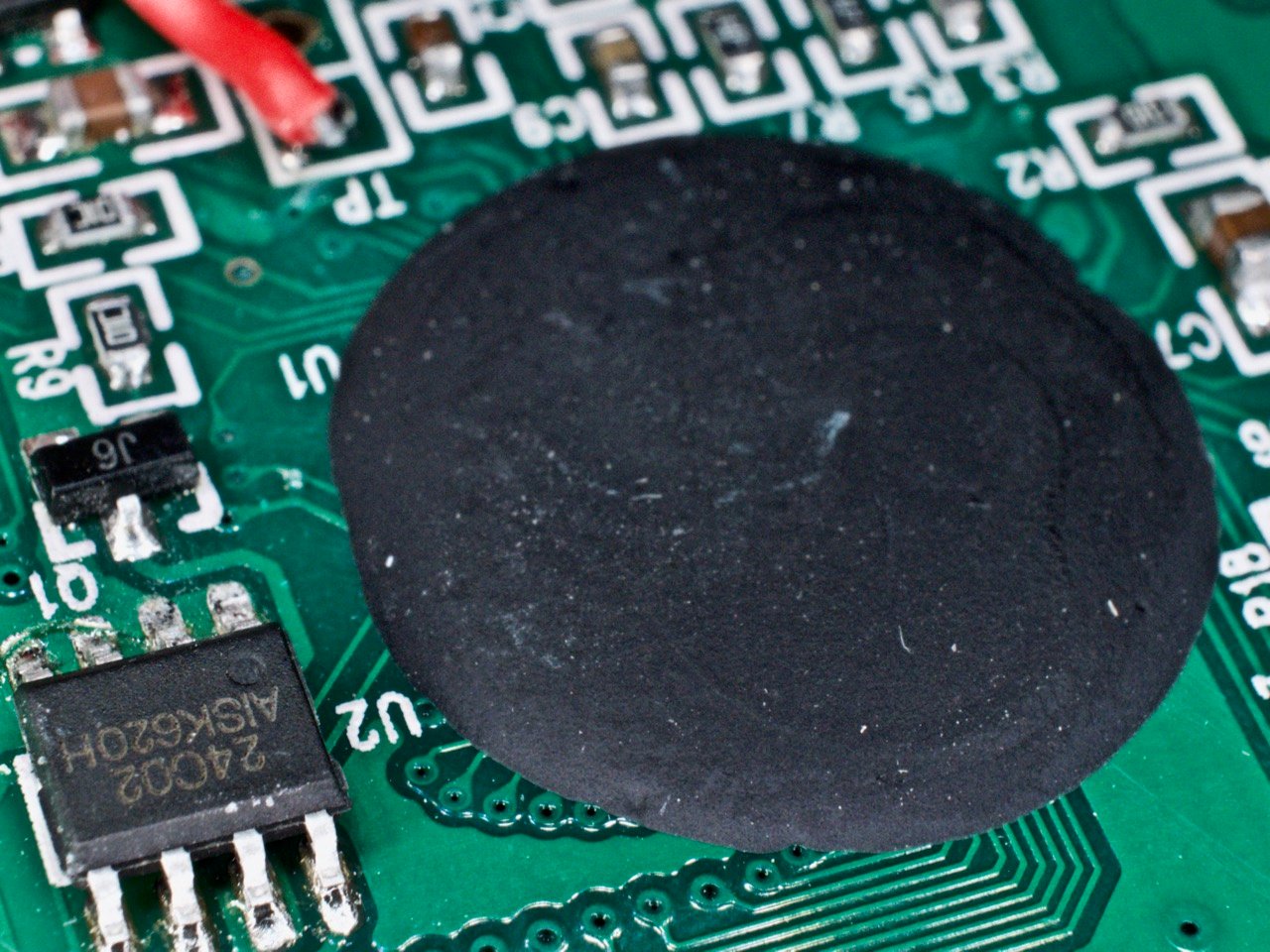 微处理器隐藏在黑色环氧树脂